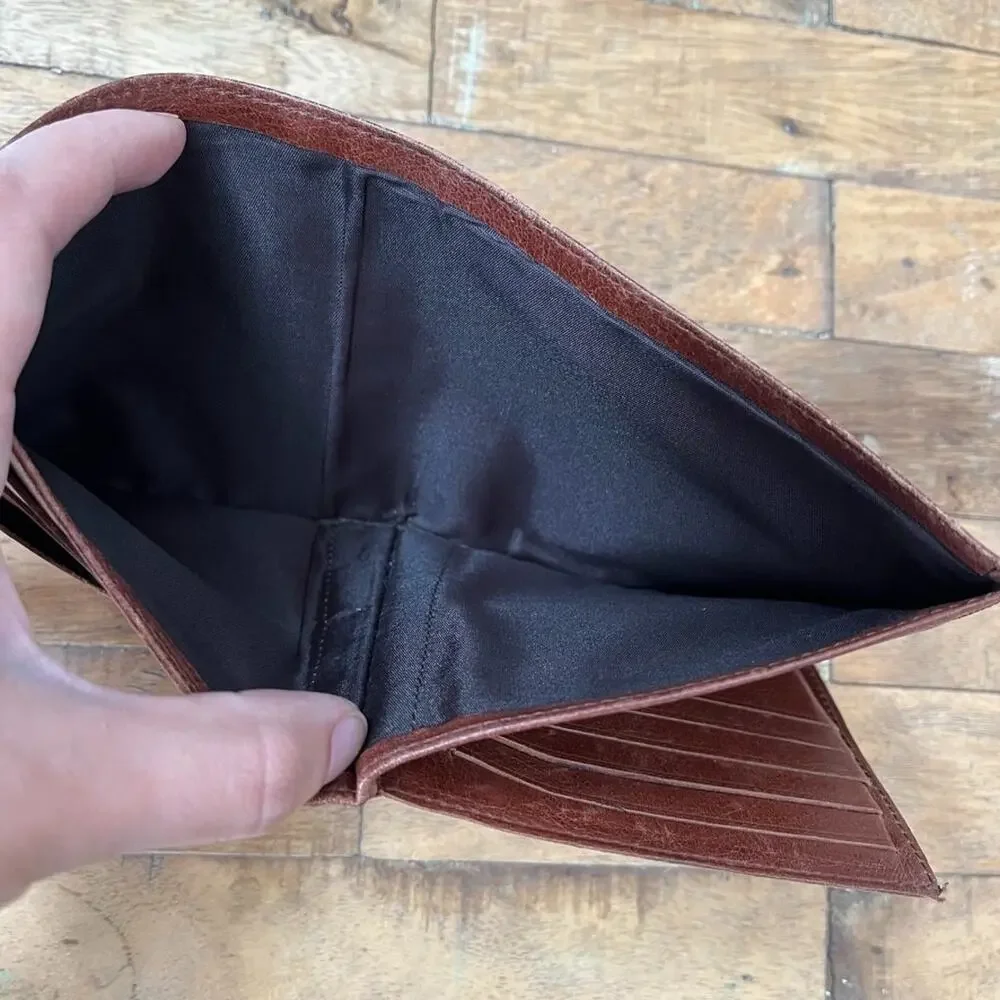 Carré Royal Bifold Wallet Genuine Leather Distressed Texture Embossed Logo